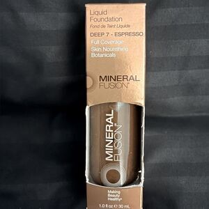 NWT Mineral Fusion Liquid Foundation ✨
